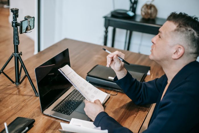 Checklist 8 câu hỏi khi thuê thám tử online qua Zalo điện thoại